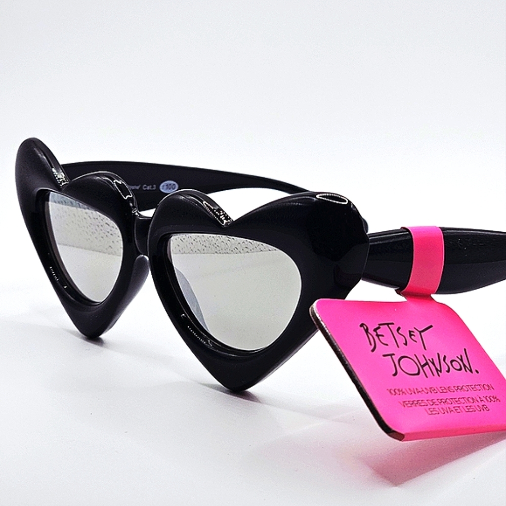 Heart-Shaped Black Sunglasses